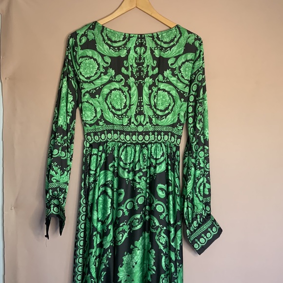 ELEGANT GREEN & BLACK FORMAL DRESS!! - Picture 8 of 9